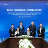 Pham Thuy Linh, Deputy Global CEO of VinFast (sitting on the left) and the Representative of Durango Drivers' Union at the MoU signing ceremony. (Photo: VNA)