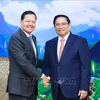 El primer ministro de Vietnam, Pham Minh Chinh (derecha), recibe a Neth Savoeun, subjefe del Gobierno camboyano. (Foto: VNA)