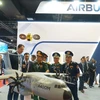 La delegación vietnamita visita el stand de Airbus en la exhibición. (Foto: VNA)