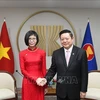 La embajadora Ton Thi Ngoc Huong, jefa de la misión permanente de Vietnam ante la ASEAN, y el secretario general de la agrupación, Kao Kim Hourn. (Foto: VNA)