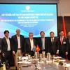 El presidente del Comité Popular de Ciudad Ho Chi Minh, Phan Van Mai, se reúne con los inversores australianos. (Foto: VNA)