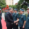 El presidente de Vietnam, To Lam, saluda a los oficiales de la Fuerza de Defensa Aérea-Antiaérea. (Foto: VNA)