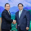 El primer ministro de Vietnam, Pham Minh Chinh (derecha), recibe al ministro de Inspección de Camboya, Huot Hak. (Foto: VNA)