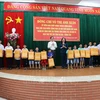 La vicepresidenta Vo Thi Anh Xuan entrega obsequios a los niños en el centro de trabajo social y protección infantil en Ba Ria-Vung Tau. (Foto: VNA)