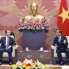 El vicepresidente de la Asamblea Nacional de Vietnam Tran Quang Phuong (derecha) conversa con Fu Ziying, subjefe del Comité de Asuntos Exteriores de la Asamblea Popular Nacional de China. (Foto: VNA)