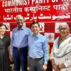 El embajador de Vietnam en la India, Nguyen Thanh Hai (segundo desde la derecha), y el secretario general del PCI, D.Raja (tercero desde la derecha) (Foto: Embajada de Vietnam en la India)