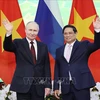 El primer ministro vietnamita, Pham Minh Chinh (derecha), se reúne con el presidente ruso, Vladimir Putin. (Foto: VNA)