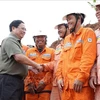 El primer ministro de Vietnam, Pham Minh Chinh, y los trabajadores en la obra. Foto de : VNA