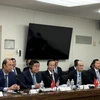 El ministro de Planificación e Inversión, Nguyen Chi Dung (al frente, segundo desde la izquierda) y otros miembros de la delegación vietnamita en el diálogo (Foto: VNA)
