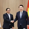 El primer ministro vietnamita, Pham Minh Chinh (izquierda), y el presidente surcoreano, Yoon Suk-yeol. (Foto: VNA)