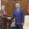 El presidente de Vietnam, To Lam, recibe a la embajadora neozelandesa en el país, Caroline Beresford. (Foto: VNA)