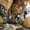 Expertos de la Red Global de Geoparques de la UNESCO visitan la cueva Keng Tao en la comuna de Chien Thang, distrito de Bac Son, provincia de Lang Son. (Foto: VNA)