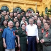 El presidente vietnamita, To Lam, y los exjóvenes voluntarios (Foto: VNA)