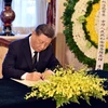 El secretario general del PCCh y presidente de China, Xi Jinping, escribe en el libro de condolencias dedicado al secretario general del PCV, Nguyen Phu Trong. (Foto: VNA)