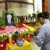 Una coterránea ofrece inciensos en homenaje póstumo al secretario general Nguyen Phu Trong. (Foto: VNA)