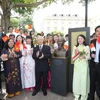 El secretario general del PCV, Nguyen Phu Trong, y los compatriotas rinden homenaje al Presidente Ho Chi Minh en su busto en el Museo de las Civilizaciones Asiáticas (Singapur), el 12 de septiembre de 2012. (Foto: VNA)