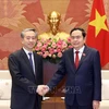 El presidente de la Asamblea Nacional de Vietnam, Tran Thanh Man (derecha), recibe al saliente embajador chino, Xiong Bo. (Foto: VNA)