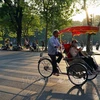 Un paseo en triciclo por el lago Hoan Kiem, Hanoi (Foto: VNA)