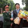 El ministro de Defensa de Vietnam, general Phan Van Giang (izquierda), recibe a su homólogo japonés, Kihara Minoru. (Foto: VNA)