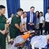 El coronel general Hoang Xuan Chien, viceministro de Defensa, y Marc Knapper, embajador de Estados Unidos en Vietnam, visitan el Centro de Atención, Crianza y Tratamiento de Víctimas del Agente Naranja/Dioxina en Hanoi. (Foto: VNA)