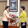 La directora general de la VNA, Vu Viet Trang (derecha), recibe a su similar del PRD, Sudruetai Lertkasem. (Foto: VNA)