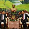 El secretario general del Partido Popular Revolucionario y presidente de Laos, Thongloun Sisoulith (derecha), recibe al ministro de Seguridad Pública de Vietnam, coronel general Luong Tam Quang. (Foto: VNA)