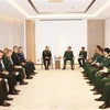 El jefe del Estado Mayor General del Ejército Popular de Vietnam y viceministro de Defensa, coronel general Nguyen Tan Cuong, se reúne con el jefe de las Fuerzas de Defensa de Tailandia, Songwit Noonpakdee. (Foto: VNA)