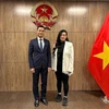 El embajador Dang Hoang Giang, jefe de la misión permanente de Vietnam ante la ONU, recibe a Amanda Nguyen, la primera mujer de origen vietnamita que volará al espacio. (Foto: VNA)