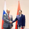 El titular de la Asamblea Nacional de Vietnam, Tran Thanh Man (derecha), recibe al presidente del Partido Comunista de Rusia, Gennady Zyuganov. (Foto: VNA)