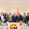 El presidente de la Asamblea Nacional de Vietnam, Tran Thanh Man, y representantes de la Asociación de Amistad Rusia-Vietnam y de la Asociación de Veteranos rusos que participaron en la guerra pasada en Vietnam. (Foto: VNA)