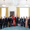 La vicepresidenta de la Asamblea Nacional de Vietnam Nguyen Thi Thanh y el titular de la Cámara de Representantes de Nueva Zelanda, Gerry Brownlee, junto con los delegados. (Foto: VNA)