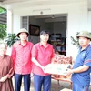 La filial de la Cruz Roja de Vietnam en la provincia de Ha Nam entrega donaciones para apoyar a las víctimas de las inundaciones derivadas del tifón. (Foto: VNA)