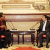 Duong Ngoc Hai, vicepresidente del Comité Popular de Ciudad Ho Chi Minh (derecha), conversa con Waldis González Peinado, vicegobernador de la provincia de Santiago de Cuba. (Foto: VNA)