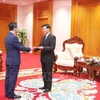 El embajador vietnamita en Vientiane, Nguyen Minh Tam, presenta sus cartas credenciales al secretario general del Partido Popular Revolucionario y presidente de Laos, Thongloun Sisoulith. (Foto: VNA)