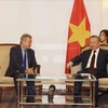 El secretario general del Partido Comunista y presidente de Vietnam, To Lam (derecha), recibe al presidente de la Asociación de Amistad Francia-Vietnam, Nguyen Hai Nam. (Foto: VNA)