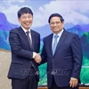 El primer ministro de Vietnam, Pham Minh Chinh (derecha), recibe al gobernador de la prefectura japonesa de Gunma, Yamamoto Ichita. (Foto: VNA)