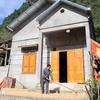 La familia de Nong Hoang Quynh en la provincia de Cao Bang recibe apoyo para construir una nueva casa en el marco del programa destinado a eliminar las viviendas temporales y deterioradas. (Fuente: VNA)