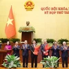 El primer ministro, Pham Minh Chinh; el presidente de la Asamblea Nacional, Tran Thanh Man; el titular del Frente de la Patria de Vietnam, Do Van Chien, y otros dirigentes entregan flores de felicitación al secretario general del Partido Comunista, To Lam, y al presidente del país, Luong Cuong. (Foto: VNA)