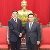 Nguyen Xuan Thang, miembro del Buró Político, presidente del Consejo Teórico Central y director de la Academia Nacional de Política Ho Chi Minh, recibe a Qu Qingshan, miembro del Comité Central del PCCh y director del Instituto de Historia y Literatura del PCCh. (Foto: VNA)