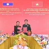 Firma de un acuerdo de cooperación entre los Ministerios de Defensa de Vietnam y Laos (Foto: VNA)