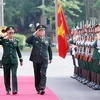 El general Phan Van Giang, subsecretario de la Comisión Militar Central y ministro de Defensa de Vietnam, y Zhang Youxia, vicepresidente de la Comisión Militar Central de China, pasan revista a la guardia de honor (Foto: VNA)