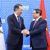 El primer ministro de Vietnam, Pham Minh Chinh (derecha), recibe al presidente del Consejo de la Comisión Económica Euroasiática, Bakytzhan Sagintayev. (Foto: VNA)