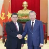 El secretario general del Partido Comunista de Vietnam, To Lam (derecha), recibe al presidente de la Cámara de Representantes de Malasia, Tan Sri Dato' Johari bin Abdul. (Foto: VNA)