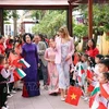 Nguyen Thi Minh Nguyet, esposa del presidente vietnamita Luong Cuong, y Desislava Radeva, esposa del presidente búlgaro Rumen Radev, visitan el Jardín de infancia Vietnam-Bulgaria en el distrito de Hai Ba Trung, en Hanoi. (Foto: VNA)