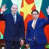 El presidente búlgaro, Rumen Radev, y el primer ministro de Vietnam, Pham Minh Chinh (a la derecha). (Foto: VNA)