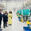 El secretario del Comité del Partido de Binh Duong, Nguyen Van Loi, visita la fábrica de Lego (Foto: VNA)