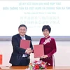 La directora general de la VNA, Vu Viet Trang, y el editor en jefe adjunto de Xinhua, Ren Weidong, firman un memorando de entendimiento sobre los planes de cooperación en 2025 (Foto: VNA)