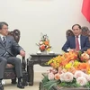 El vicepremier y canciller vietnamita, Bui Thanh Son (derecha), recibe al presidente de la Junta Directiva del JBIC, Maeda Tadashi. (Foto: VNA)