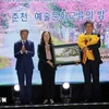 Un dirigente de la ciudad de Da Lat regala un cuadro a un representante de la ciudad de Chuncheon (derecha) en el intercambio (Foto: VNA)