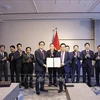 El presidente de la Asamblea Nacional, Tran Thanh Man, presencia el intercambio de un memorando de entendimiento para la cooperación en formación educativa entre la Universidad de Hiroshima (HU) y el grupo Sovico. (Foto: VNA)